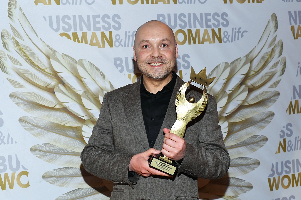 Tomasz Kołkiewicz z nagrodą dla BarterMarket.pl
